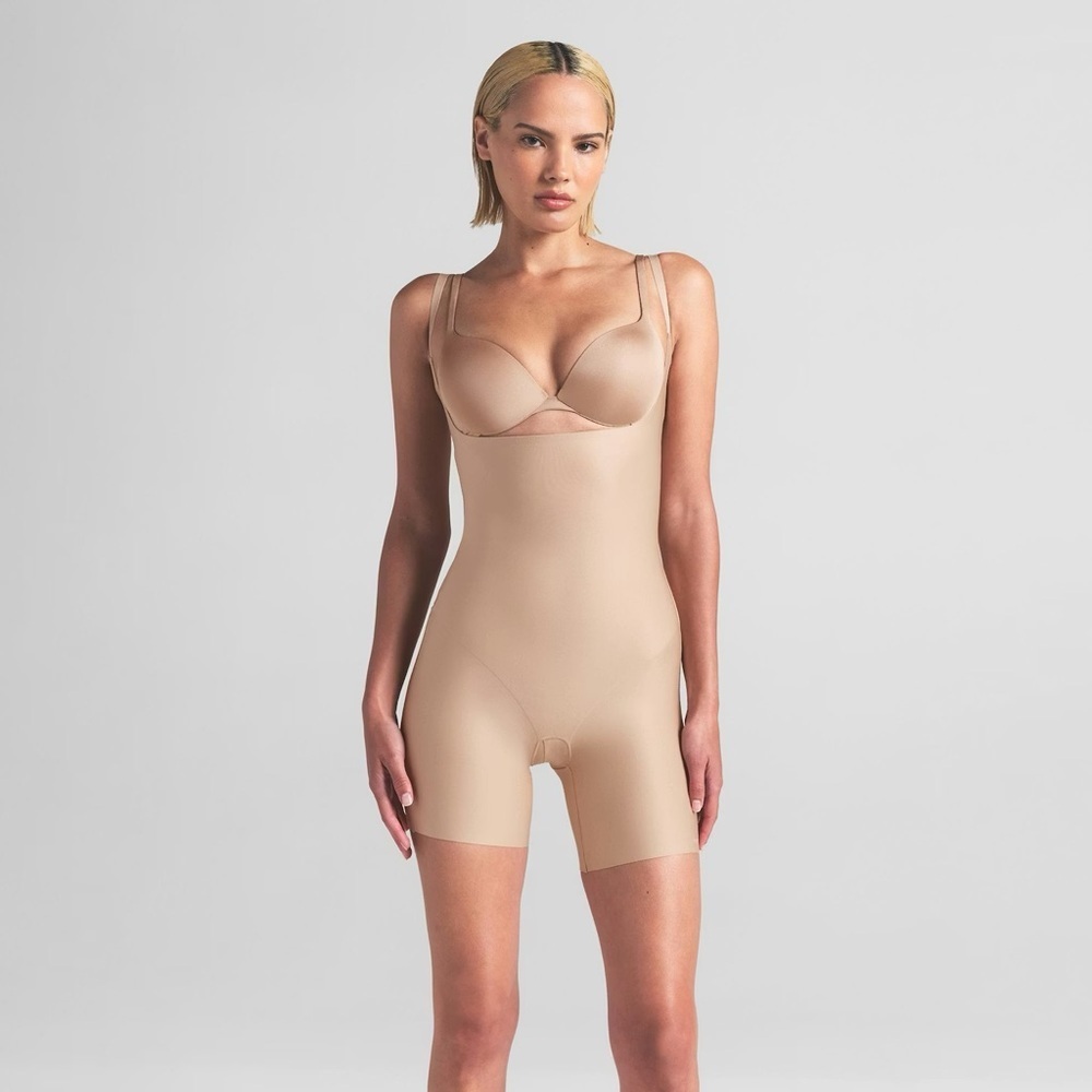 SKIMS BODY Black High-Waist (B12)  Mid-Thigh Shapewear Bodysuit size S CLAY
